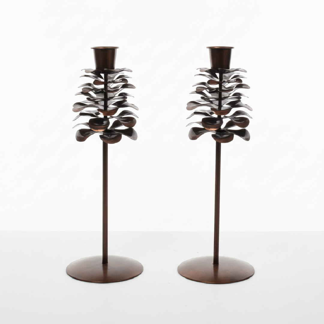 Set aus 2 hohen Tannenzapfen-Kerzenhaltern – Höhe 30 cm