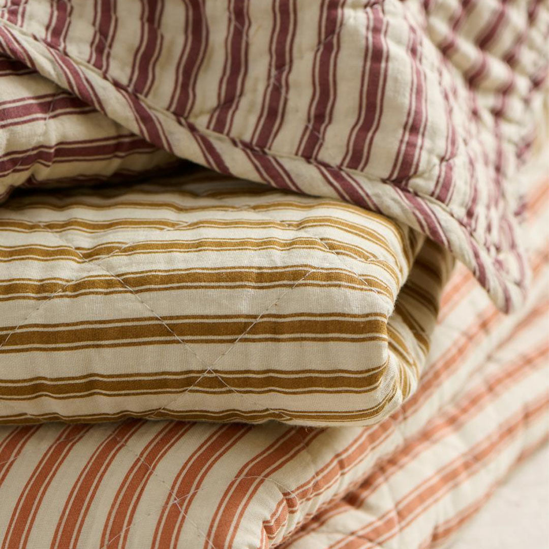 Ib Laursen – Quilt in Sand mit Dusty-Plum-Streifen – 130 x 180 cm