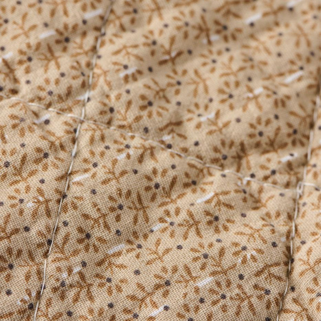 Ib Laursen – Quilt in Beige mit kleinen braunen Blumen – 130 x 180 cm
