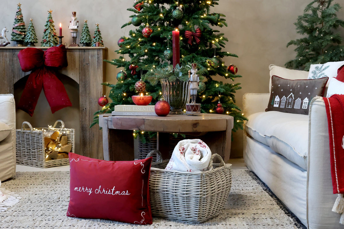 Chic Antique – Aix Kissenbezug mit Merry Christmas-Stickerei – L50/B35 cm – Kirschrot