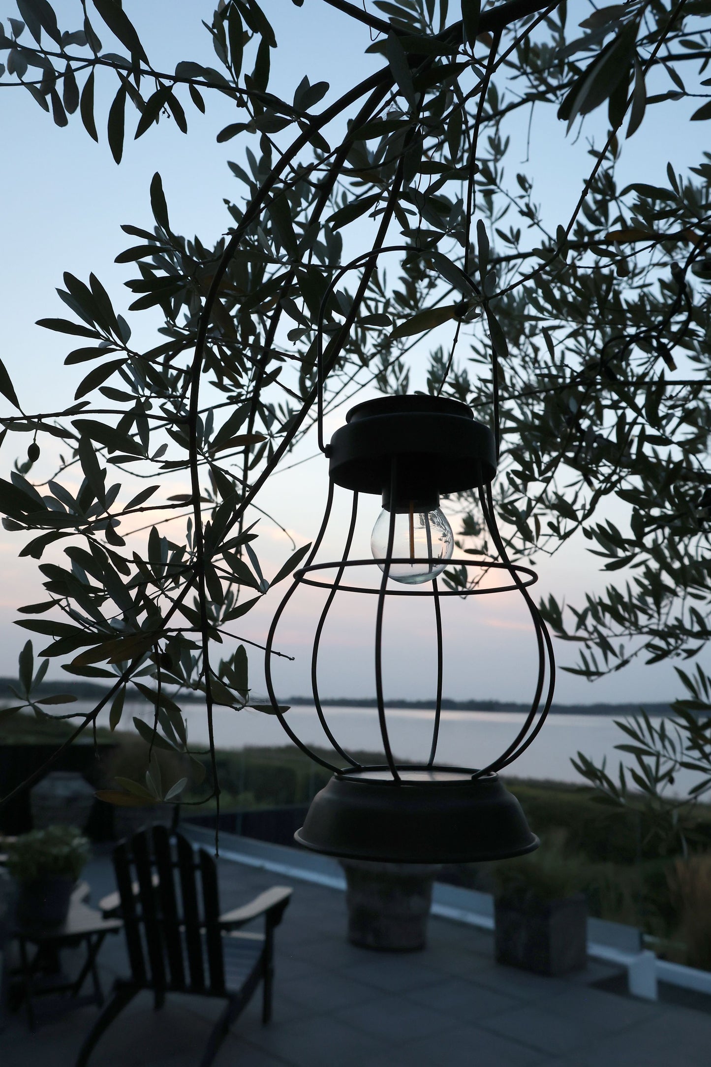 Chic Antique - Solar-Laterne mit LED-Glühbirne H22/Ø16 cm Zink