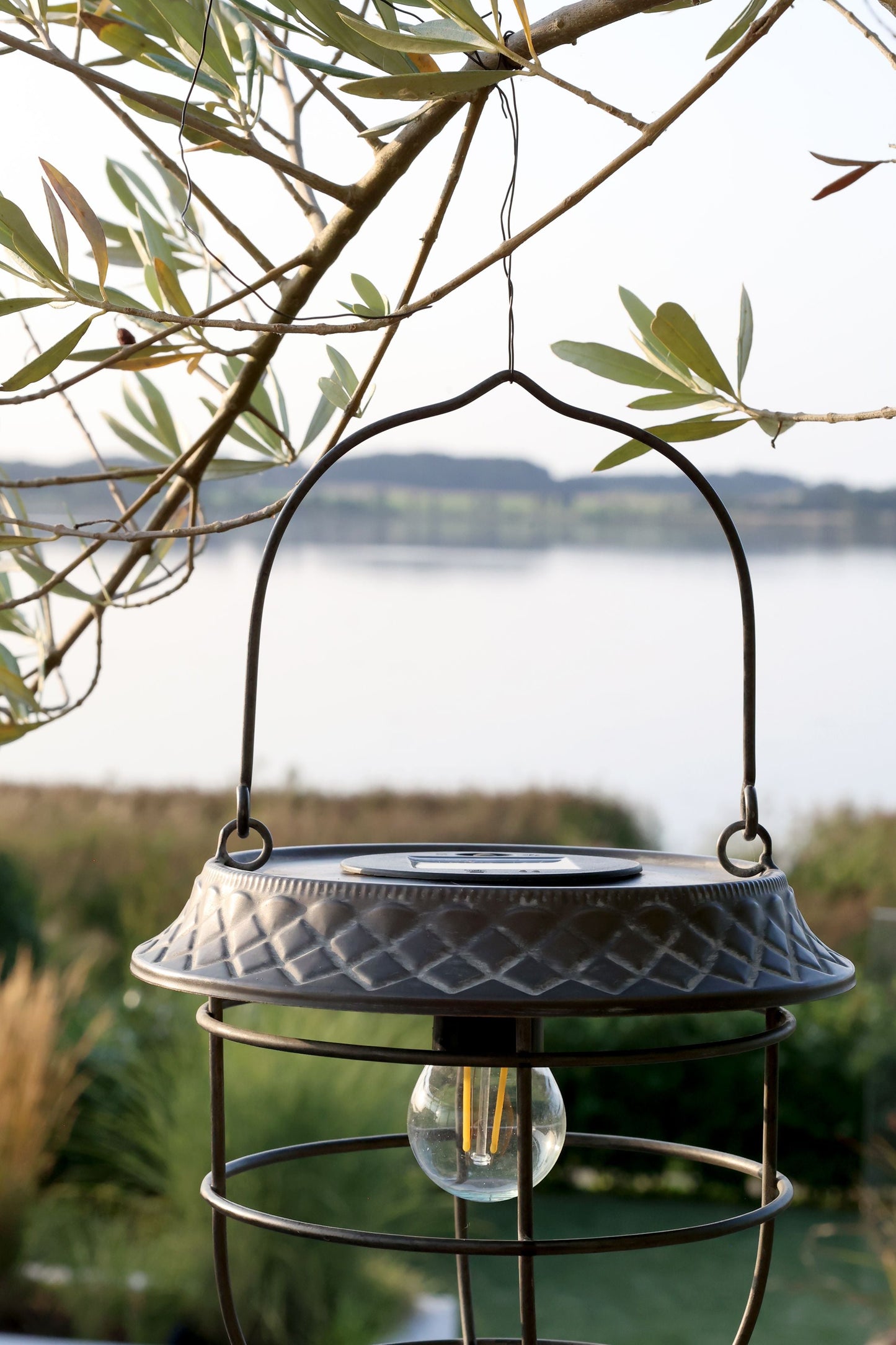 Chic Antique - Solar-Hängelaterne mit LED-Glühbirne H26/Ø20 cm Zink