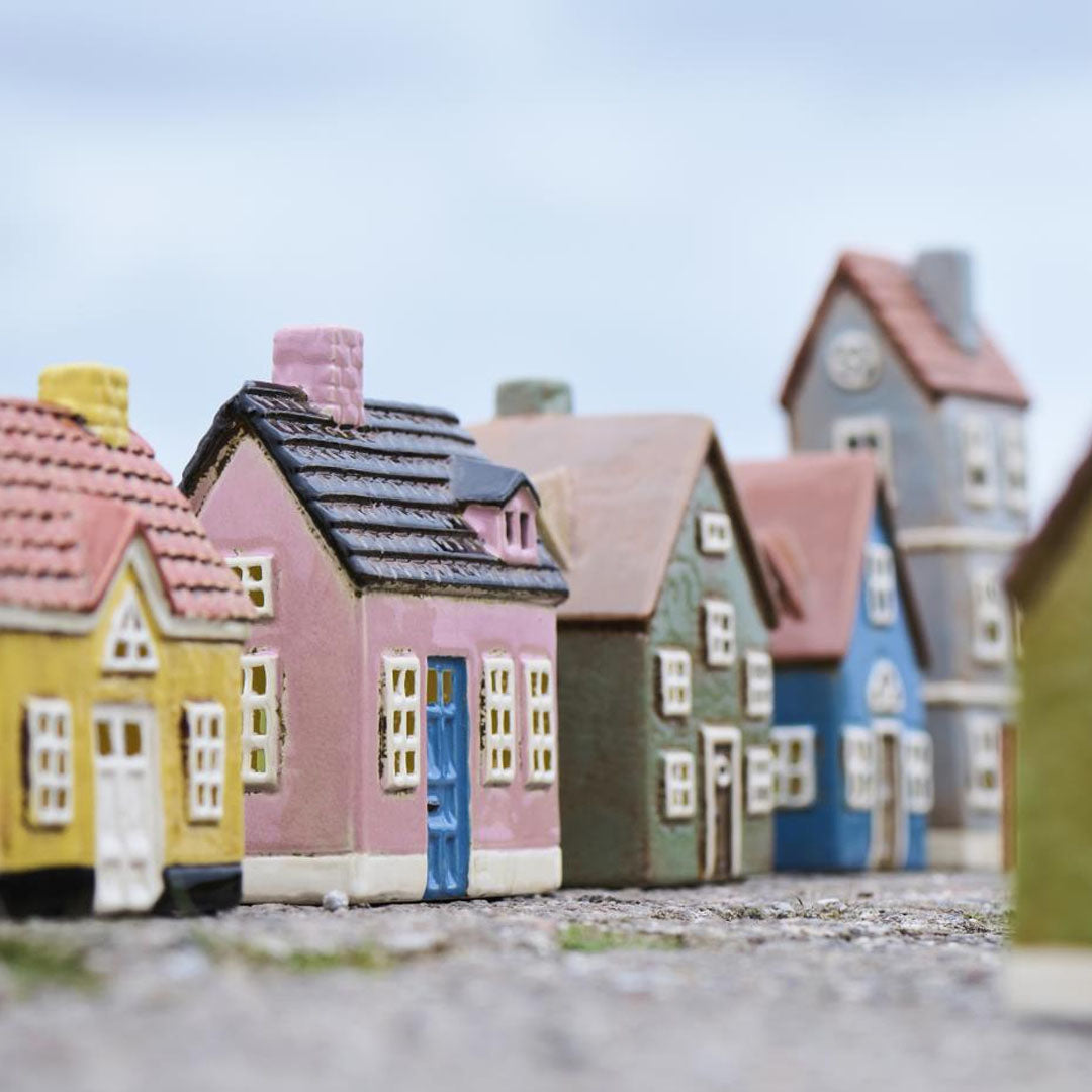 Ib Laursen Lichthaus "My Home Town" Rosa mit blauer Tür – H 16,5 cm (Steinzeug)