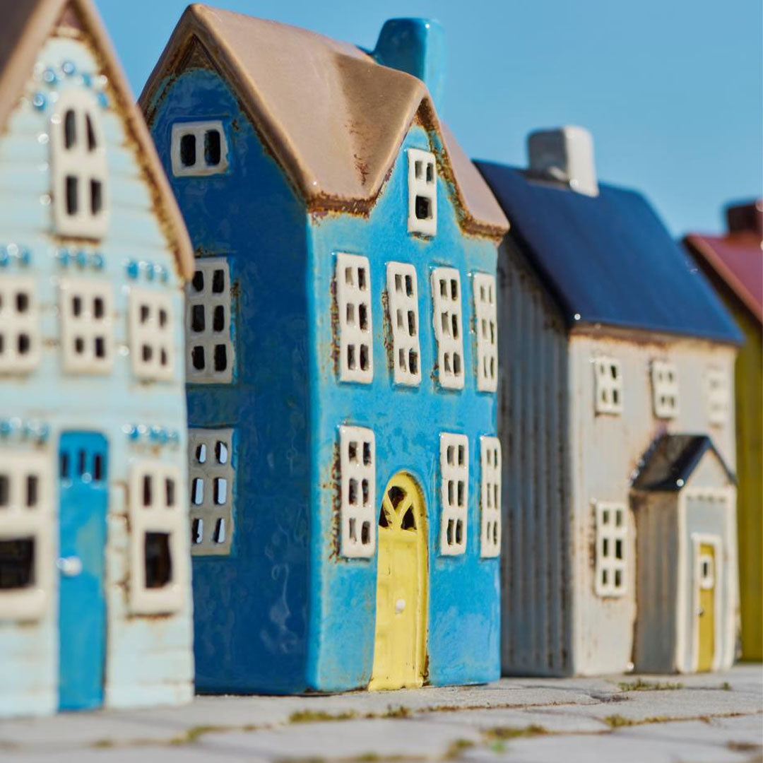 Ib Laursen Lichthaus "Nyhavn" Blau mit gelber Tür & braunem Dach – H 20,5 cm