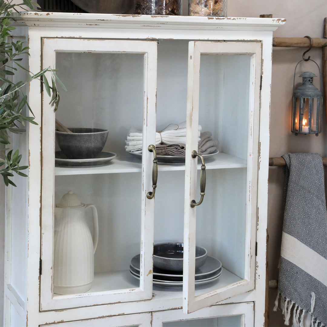 Vitrinenschrank mit 4 Glastüren in Antique Creme – romantische Aufbewahrung mit ländlichem Charme