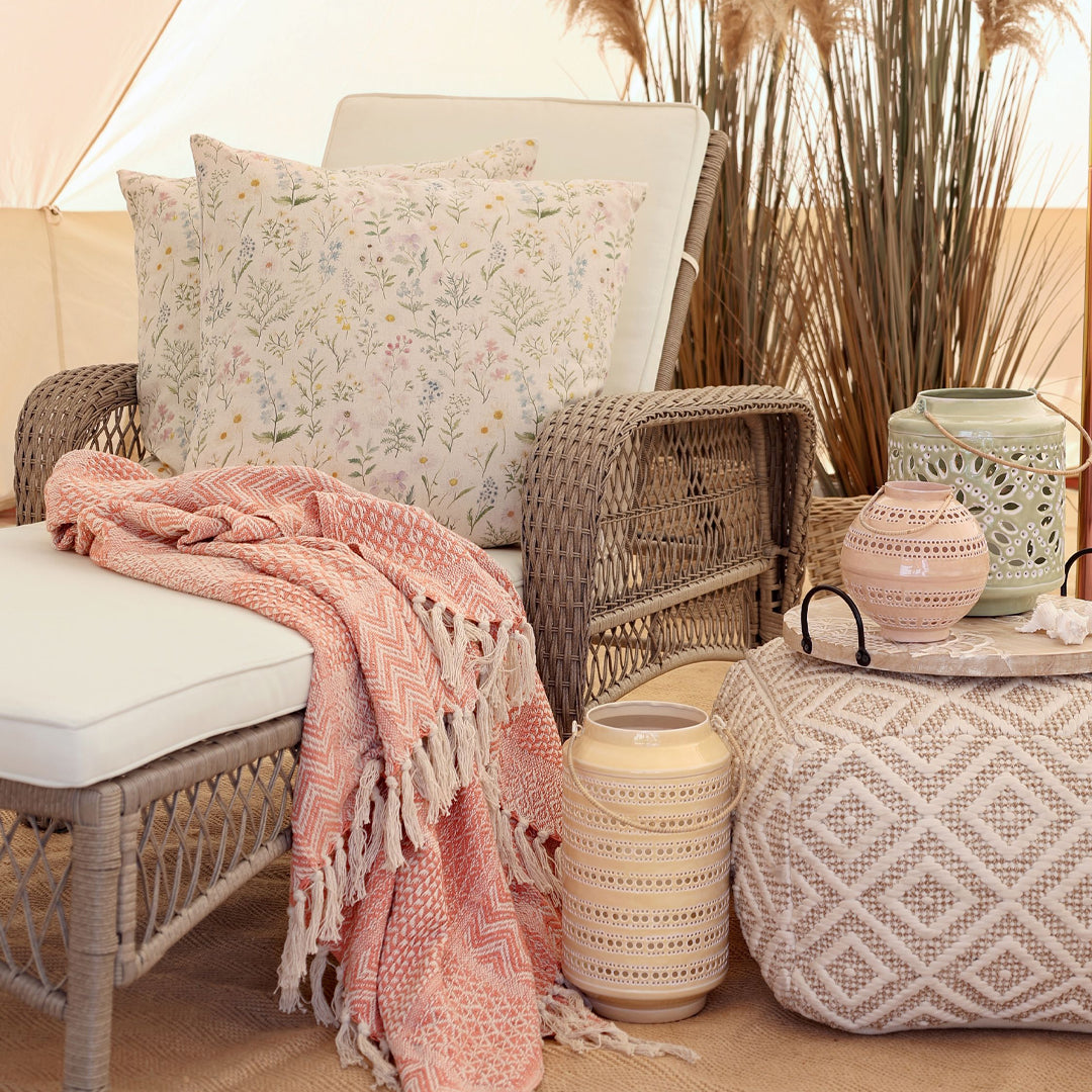 Chic Antique – Sonnenliege aus Geflecht mit Rädern – komfortable Entspannung im stilvollen Design