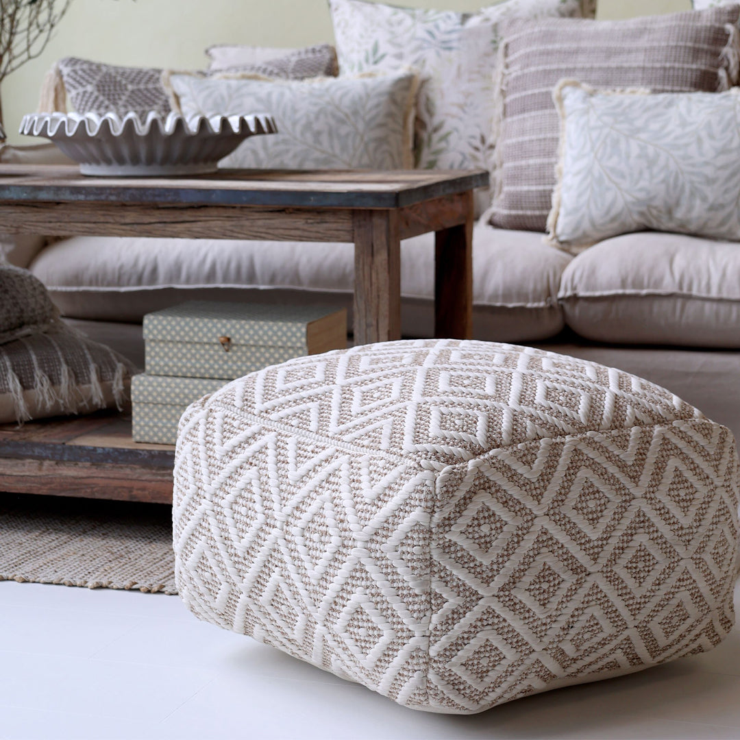 Chic Antique – Loungepouf in Latte und Creme mit Muster – Komfort und Stil in einem
