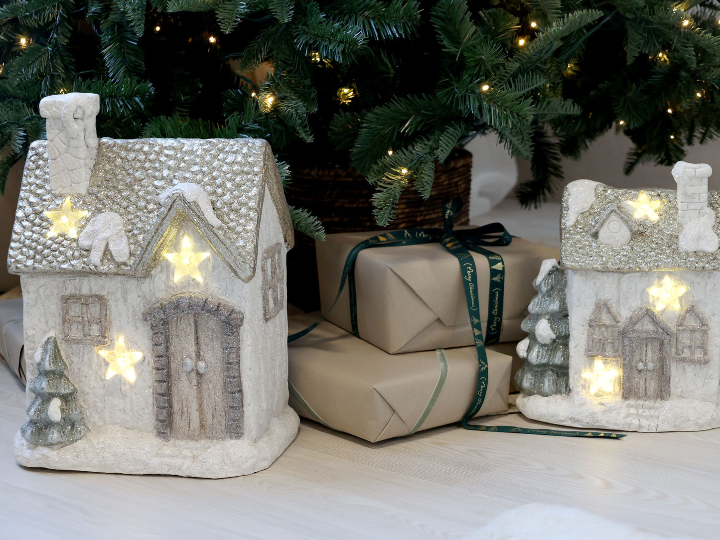 Chic Antique – Deko Haus mit LED-Sternen, H39/L30/B22 cm