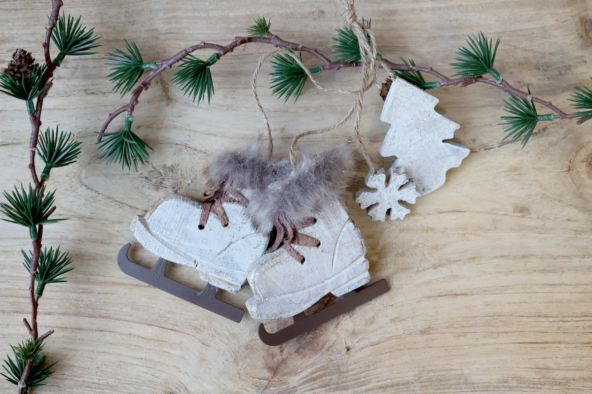 Chic Antique – Vintage-Weihnachtsschlittschuhe mit Weihnachtsbaum & Schneeflocke – Antique Creme, H10 cm