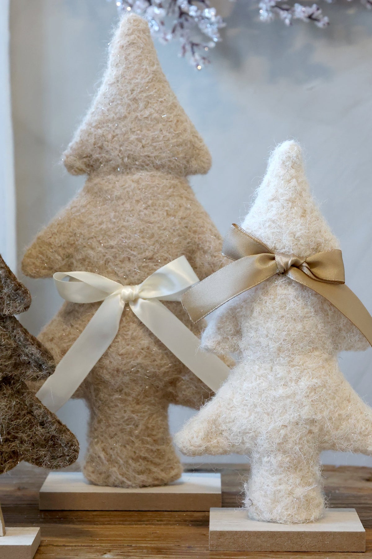 Chic Antique – Weihnachtsbäume aus Filz mit Schleife, 2er-Set – H33/L18 cm – Creme und Beige