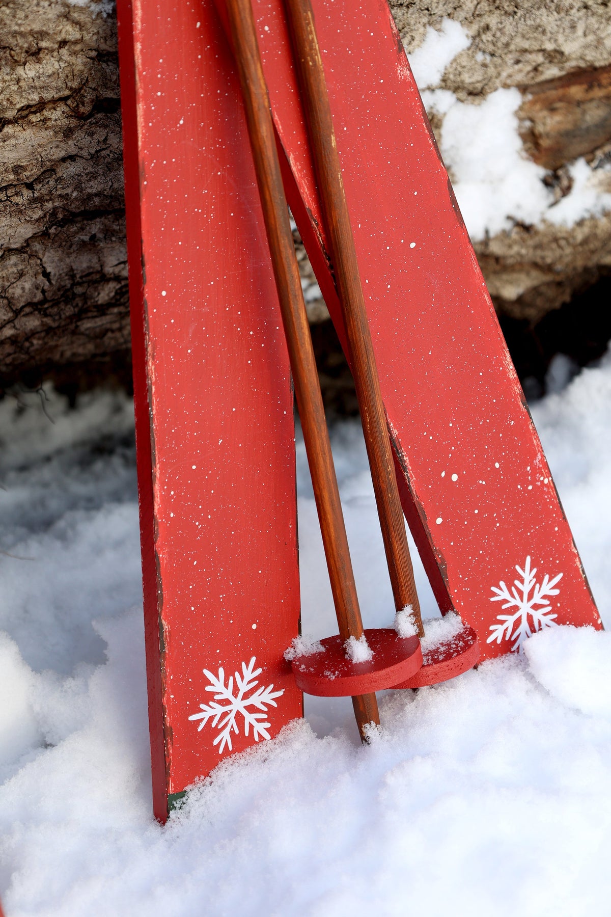 Chic Antique – Vintage-Skier mit Stöcken zur Dekoration – H90 × L22 × B9 cm – Antique Cherry