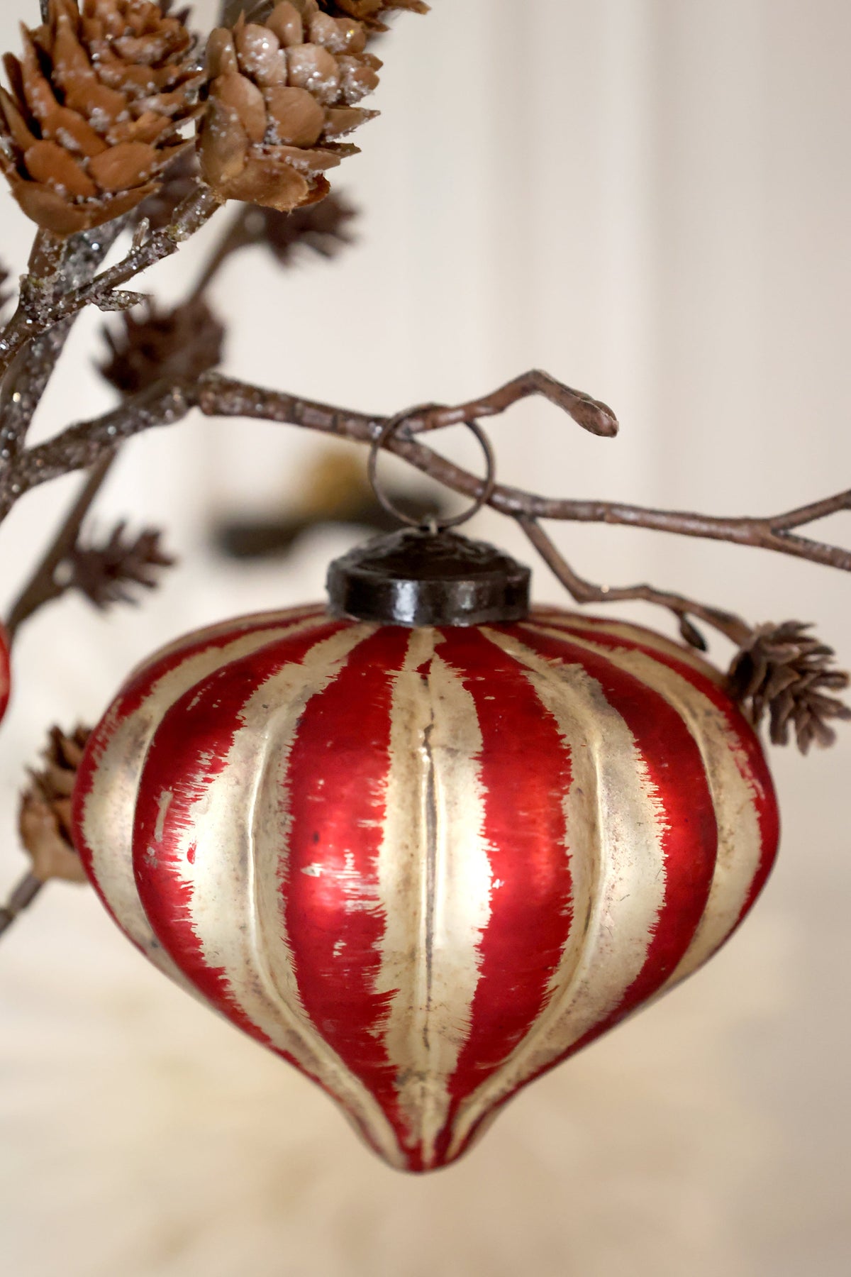 Chic Antique – Weihnachtskugeln in Box, 3er-Set – H10/Ø11 cm – Kirschrot und Champagner