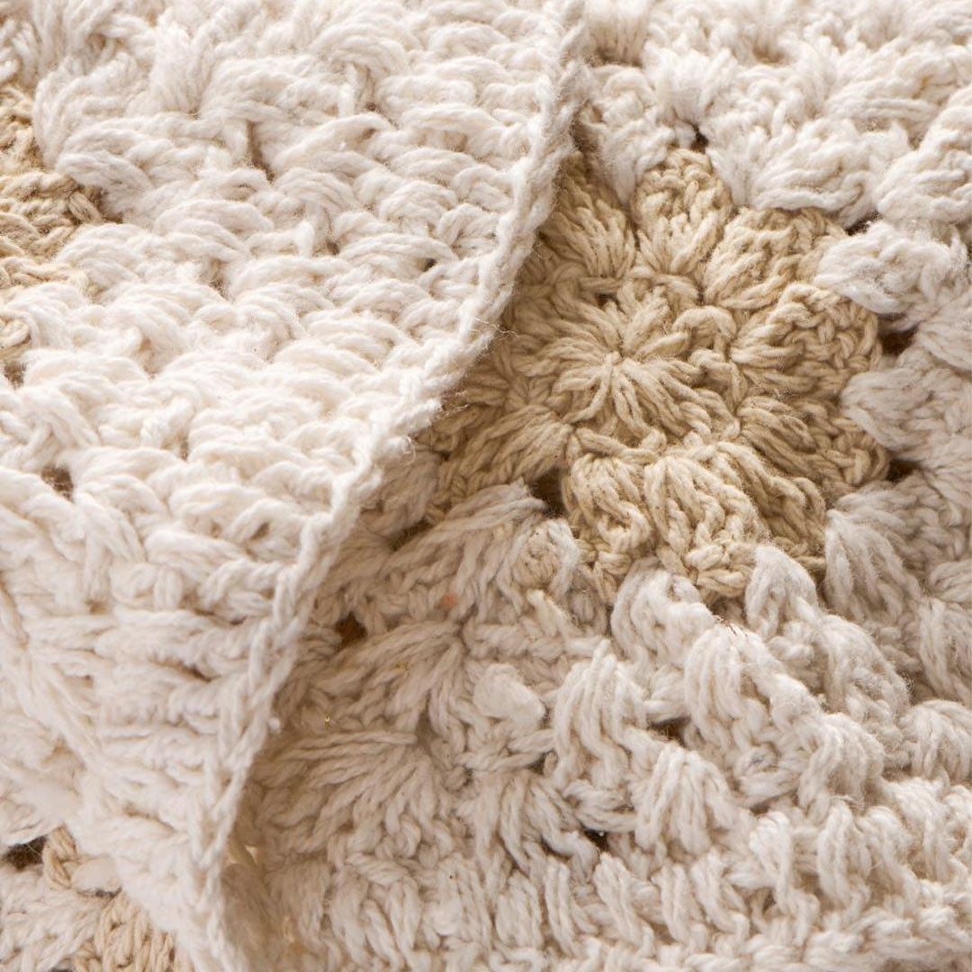 Ib Laursen – Plaid gehäkelt creme mit naturfarbenen Blumen 130 × 170 cm