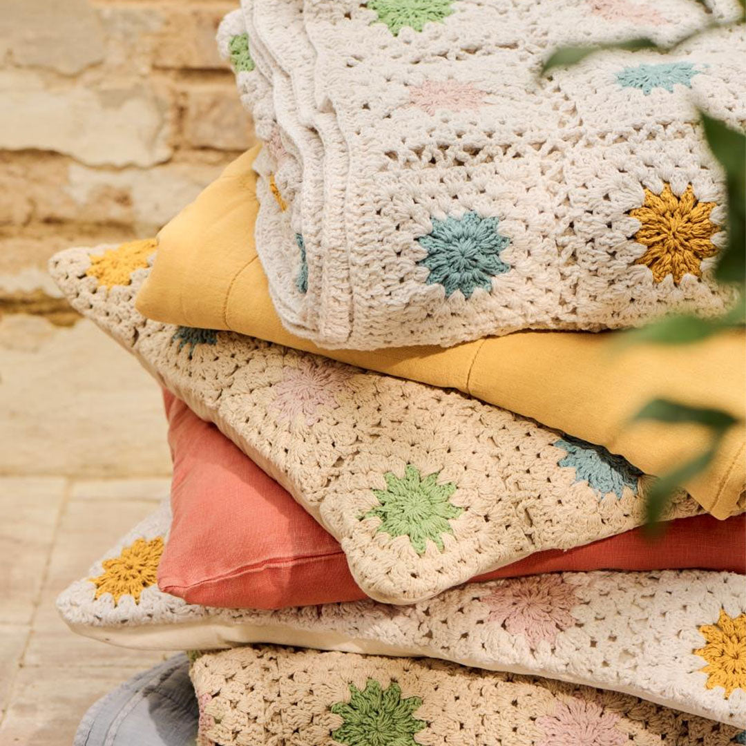 Ib Laursen – Plaid gehäkelt creme mit bunten Blumen 130 × 170 cm