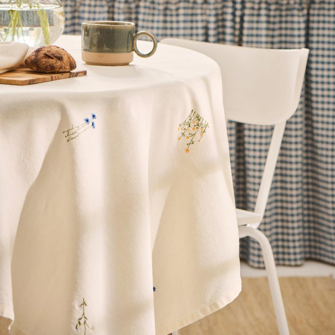 Ib Laursen - Tischdecke Flora quadratisch mit Margeriten, Kornblumen und Butterblumen butter cream 150 x 150 cm