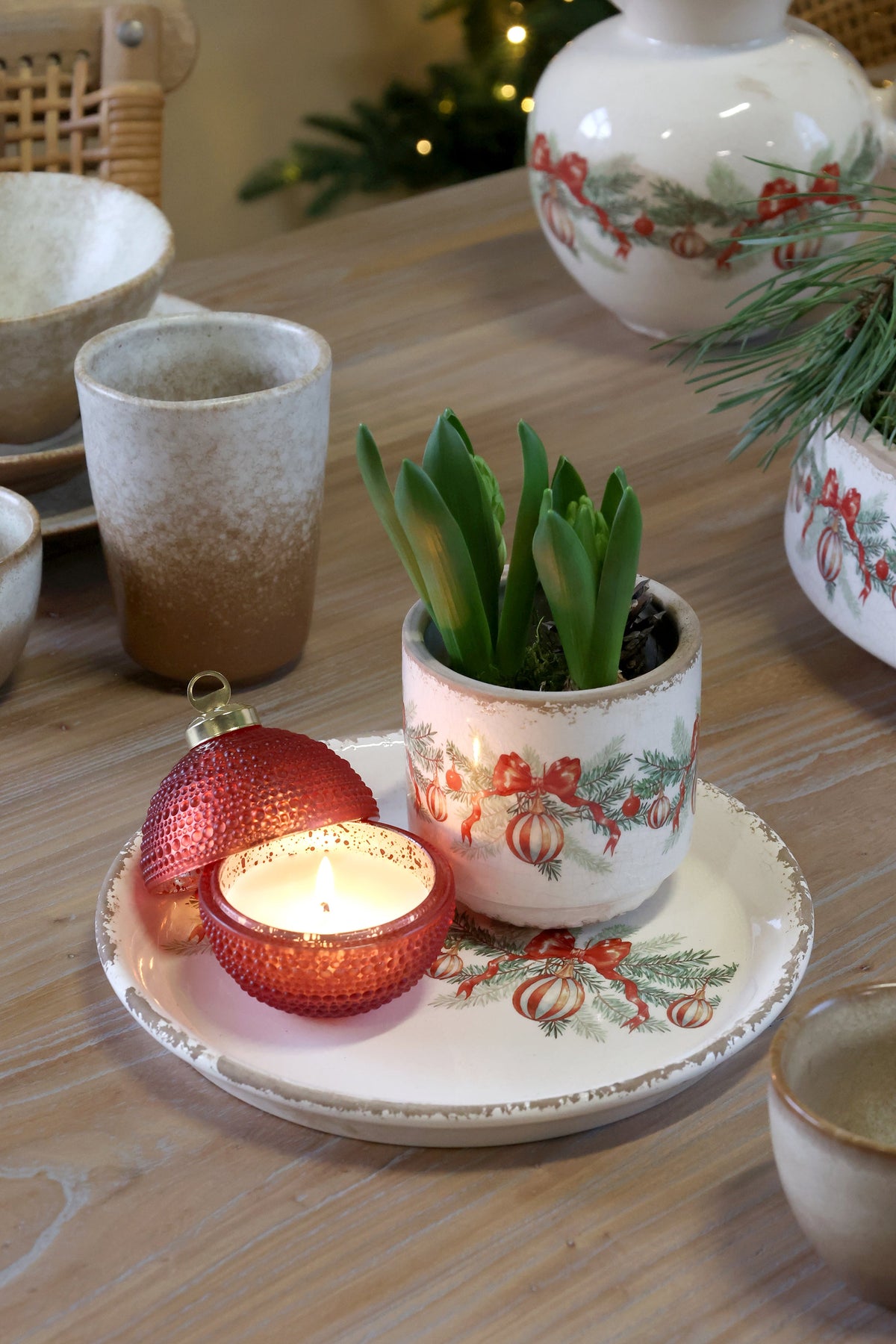 Chic Antique – Übertopf mit Weihnachtskugel und Schleife – H10/Ø10 cm – Creme