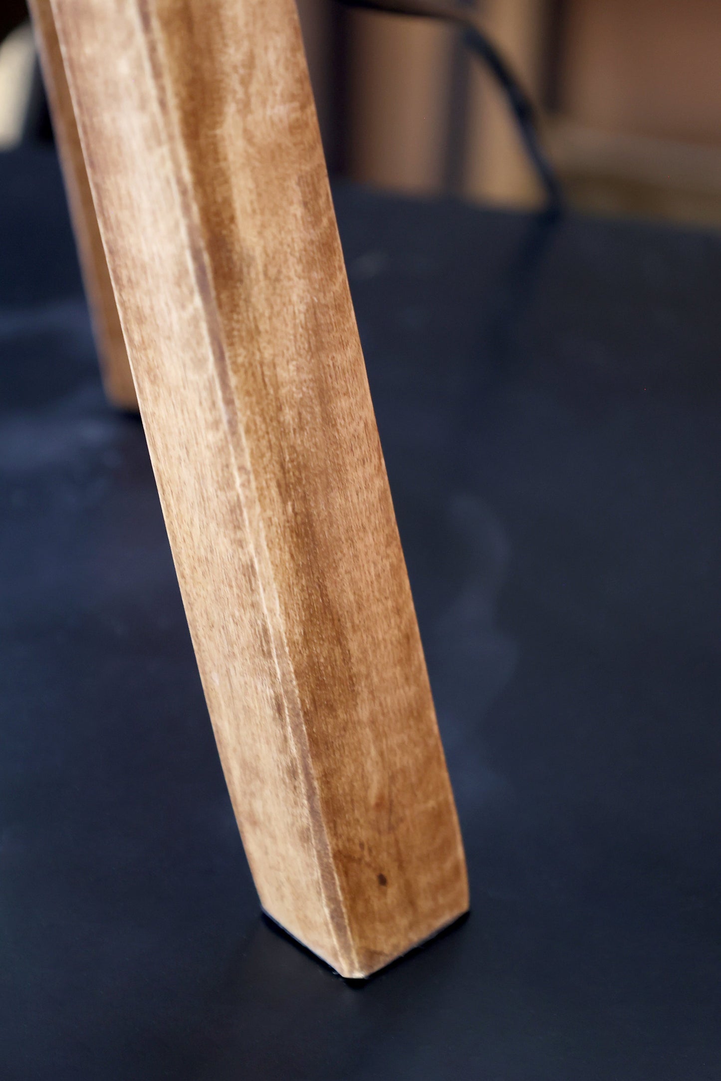 Chic Antique - Tischlampe mit Holzfuß und Leinenschirm