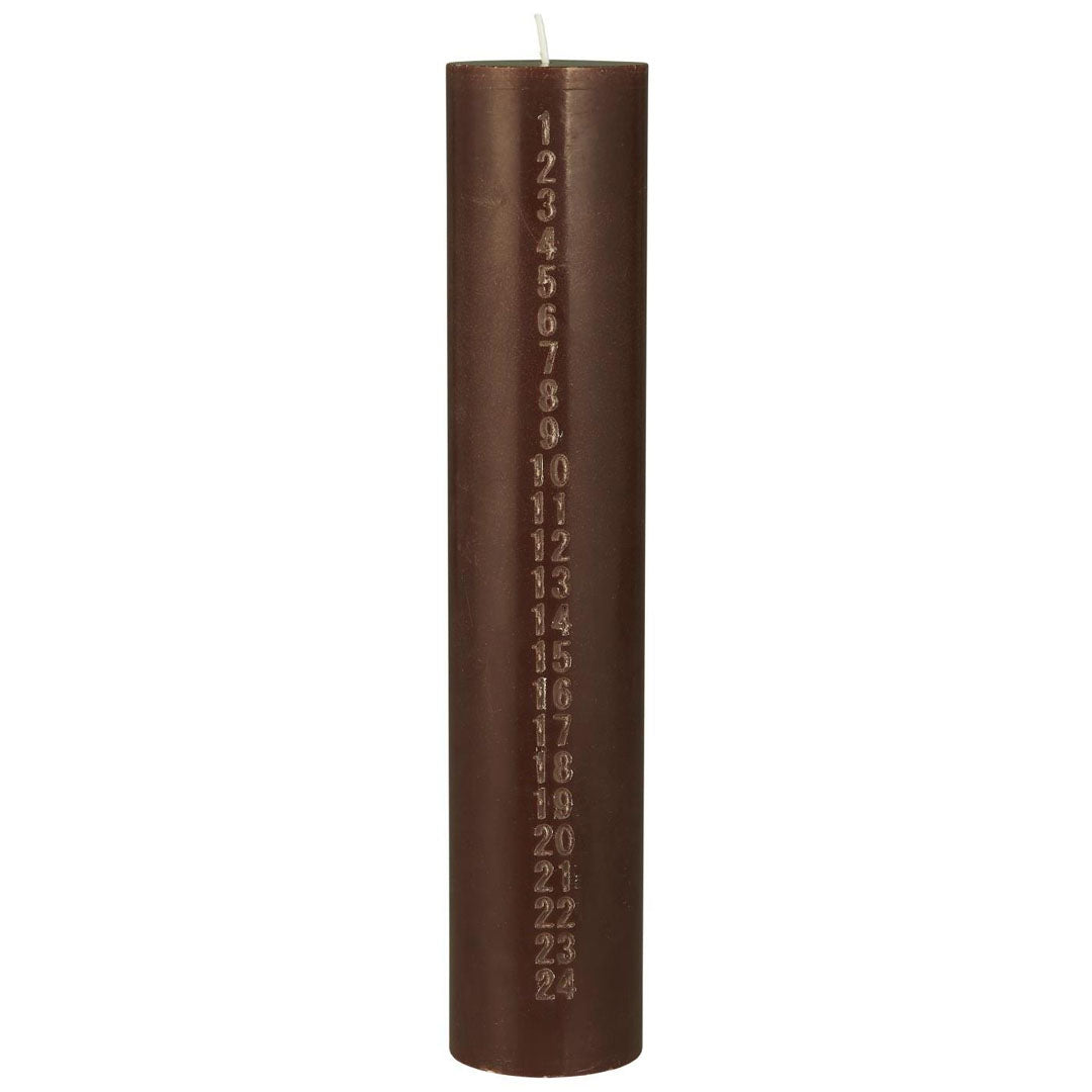 Ib Laursen – Kalenderkerze 1–24 – Hazelnut mit geprägten Zahlen, Svanen-zertifiziert