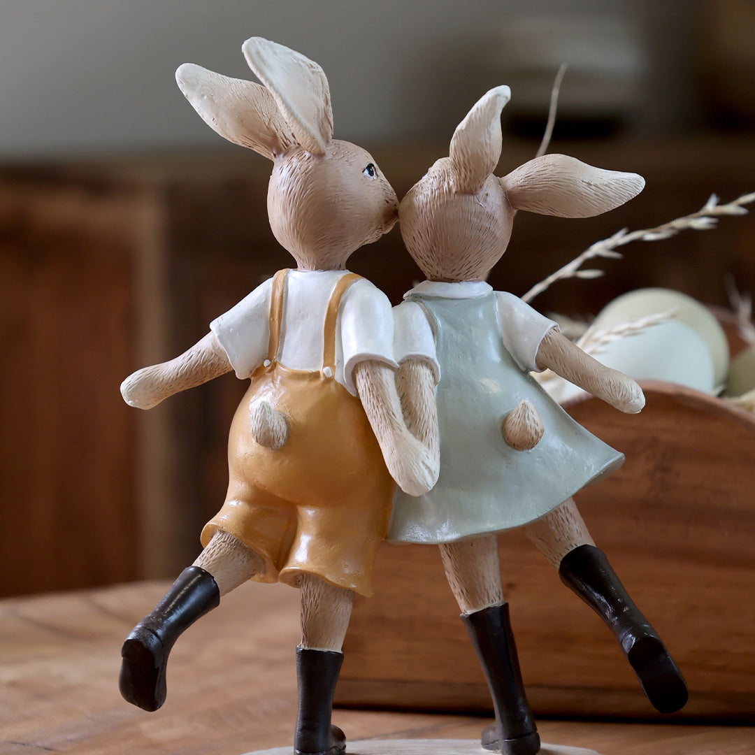 Osterdekoration Hasen im Kleid & in der Hose – Handbemalte Figuren in Opal & Hazel
