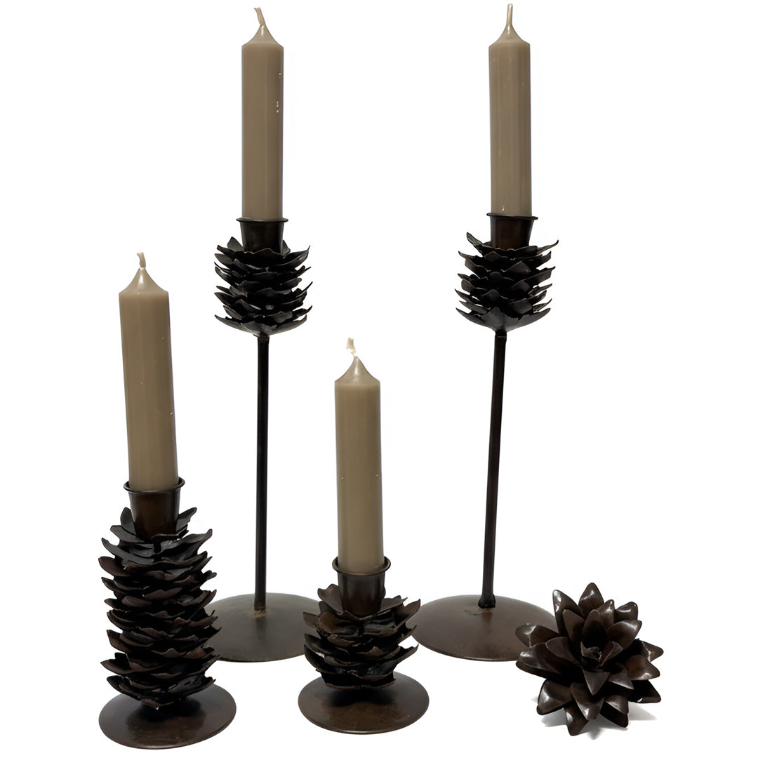 Set aus 3 Tannenzapfen-Kerzenhaltern (Höhen 7/11/24 cm) + 1 Ornament