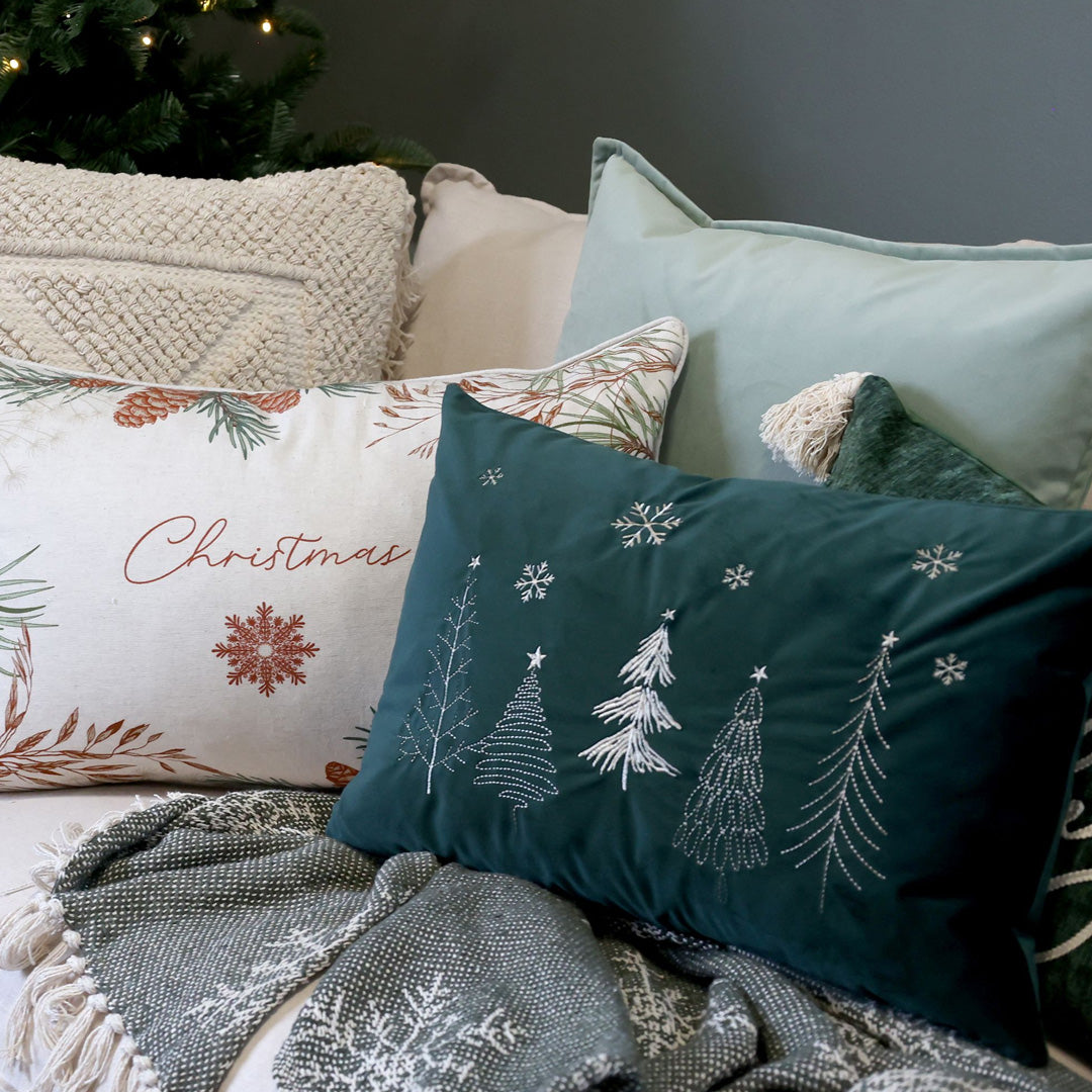 Weihnachts Kissenbezug aus Velours mit Stickerei – Moosgrün 50×35 cm