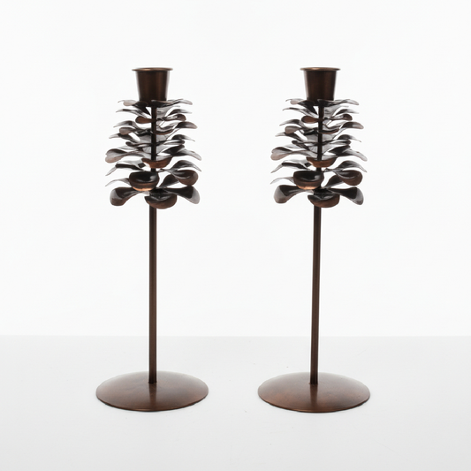 Set aus 2 hohen Tannenzapfen-Kerzenhaltern – Höhe 30 cm