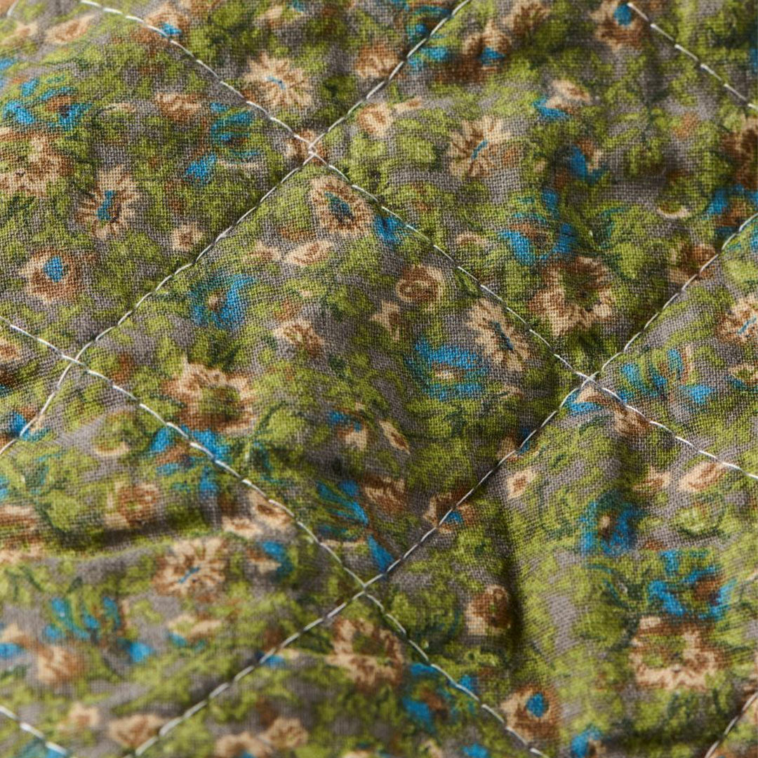 Ib Laursen – Quilt in Grau mit grünen, blauen und rosafarbenen Blumen – 130 x 180 cm