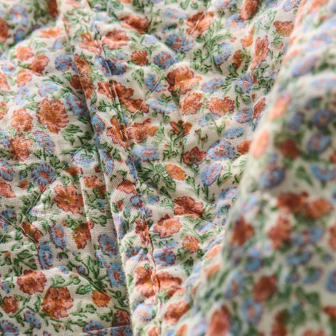 Ib Laursen – Quilt mit hellblauen und rostfarbenen Blumen, 130 x 180 cm