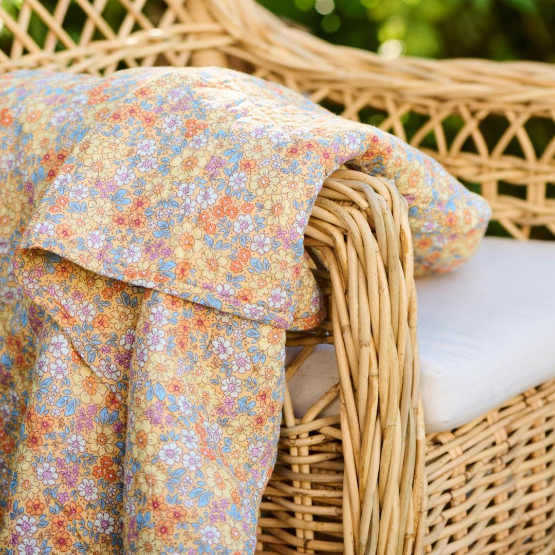 Ib Laursen – Gelber Quilt mit gelben, blauen, orangefarbenen und lila Blumen, 130 x 180 cm