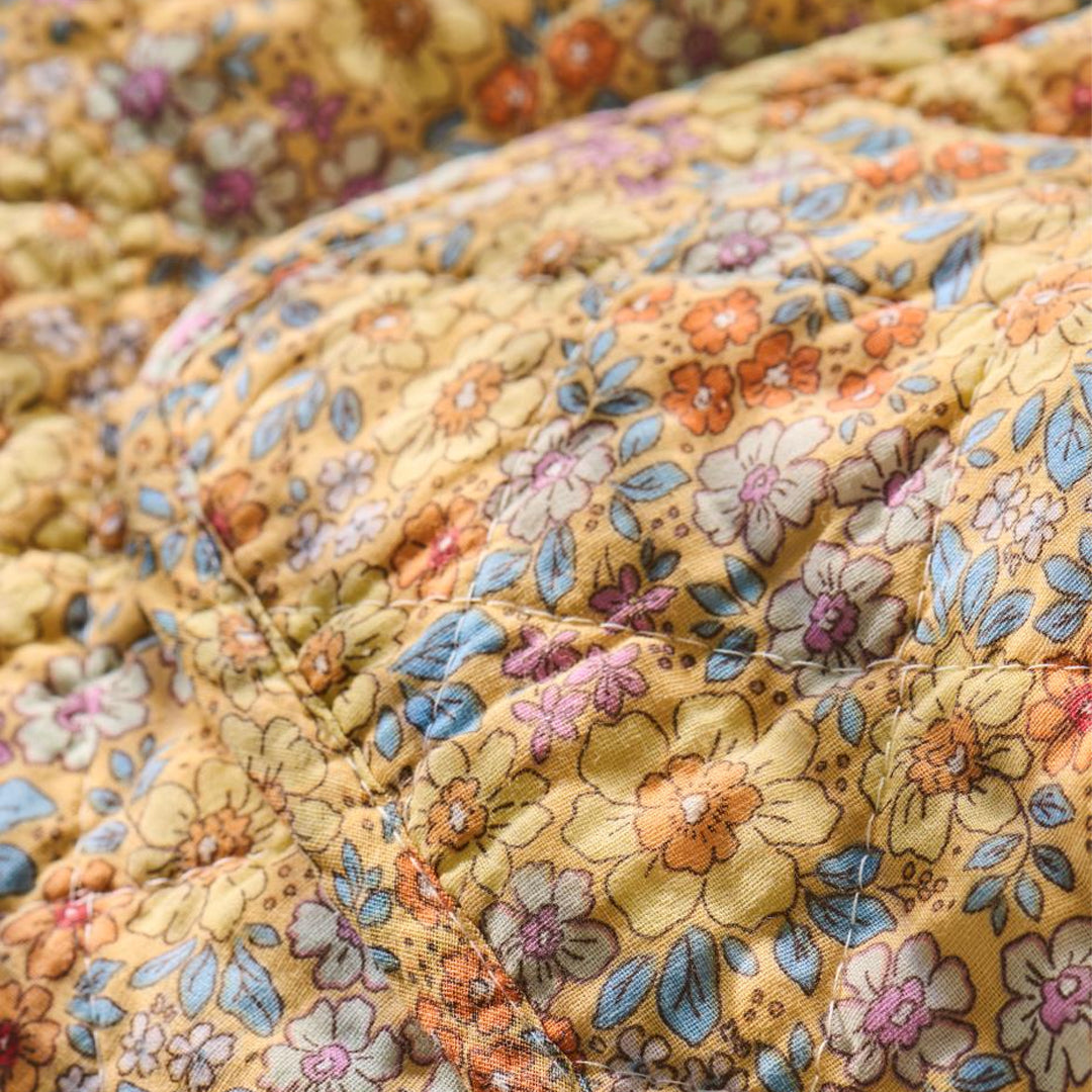 Ib Laursen – Gelber Quilt mit gelben, blauen, orangefarbenen und lila Blumen, 130 x 180 cm