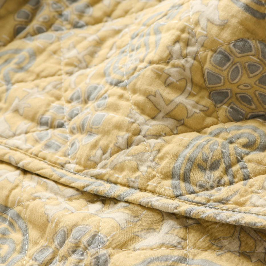 Ib Laursen – Quilt in zartem Gelb mit offwhite- und grauem Muster, 130 x 180 cm