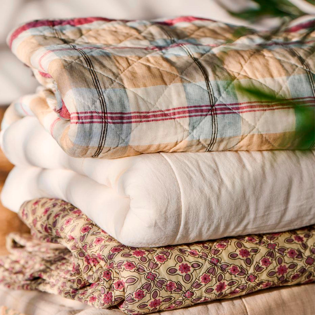 Ib Laursen – Quilt Steppdecke mit rotem, blauem, beigem und grauem Streifenmuster 130 x 180 cm