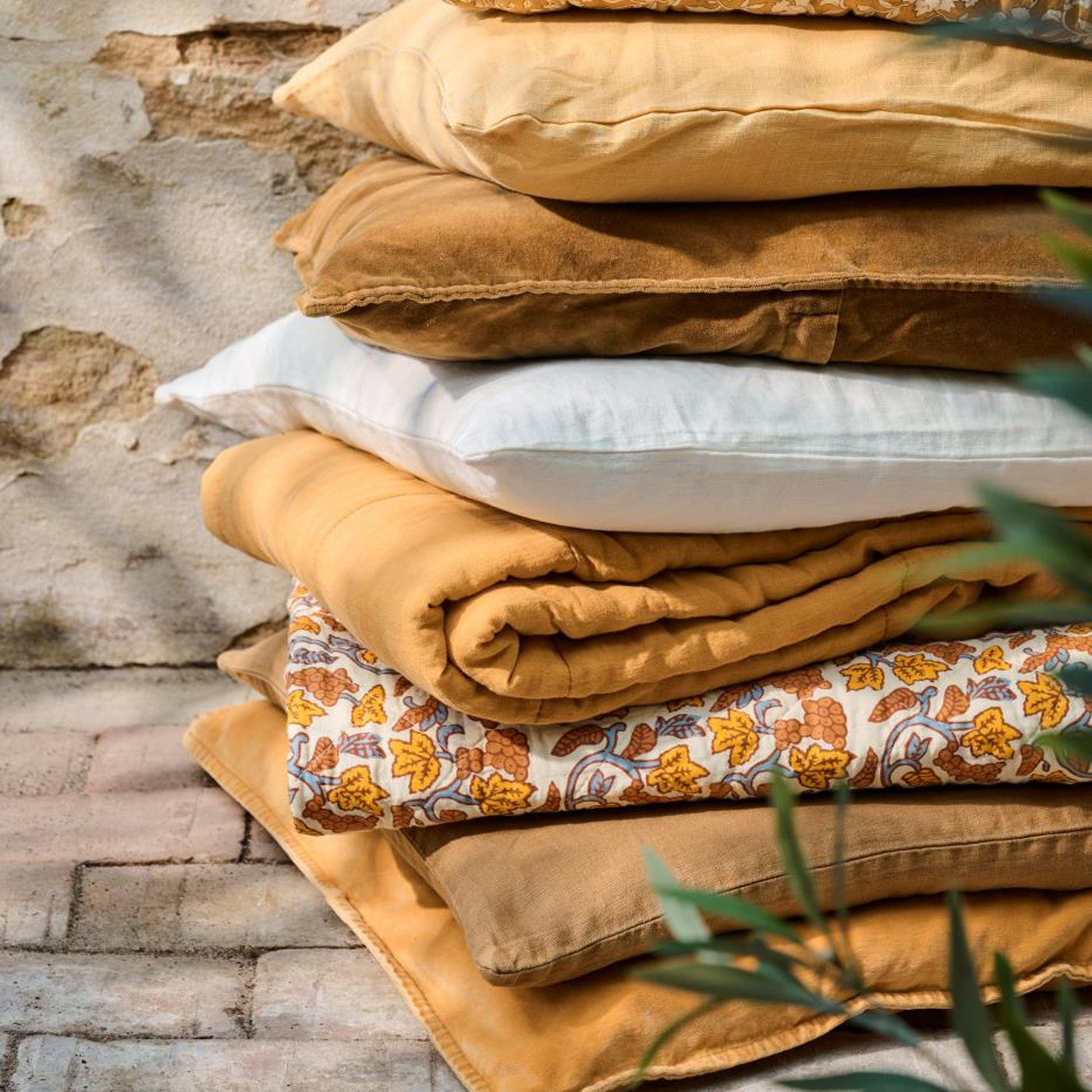 Ib Laursen - Quilt naturfarben mit grauen, gelben und orangen Weinranken 130x180 cm