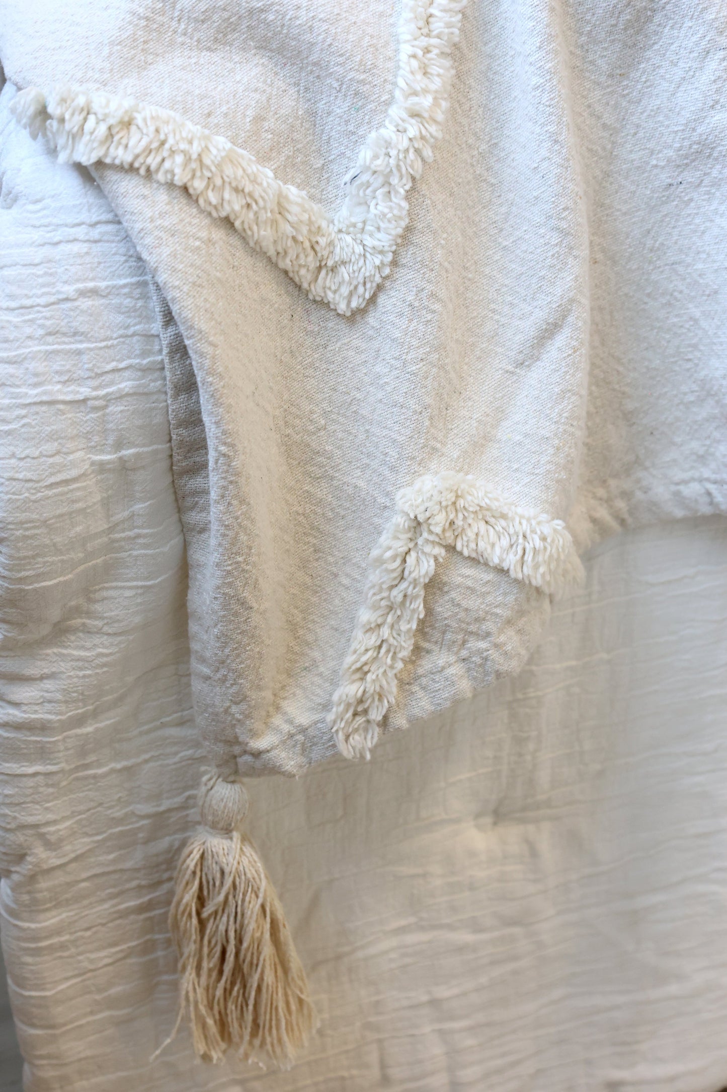 Chic Antique Aix Tagesdecke mit Quasten – Off-White L260/B240 cm
