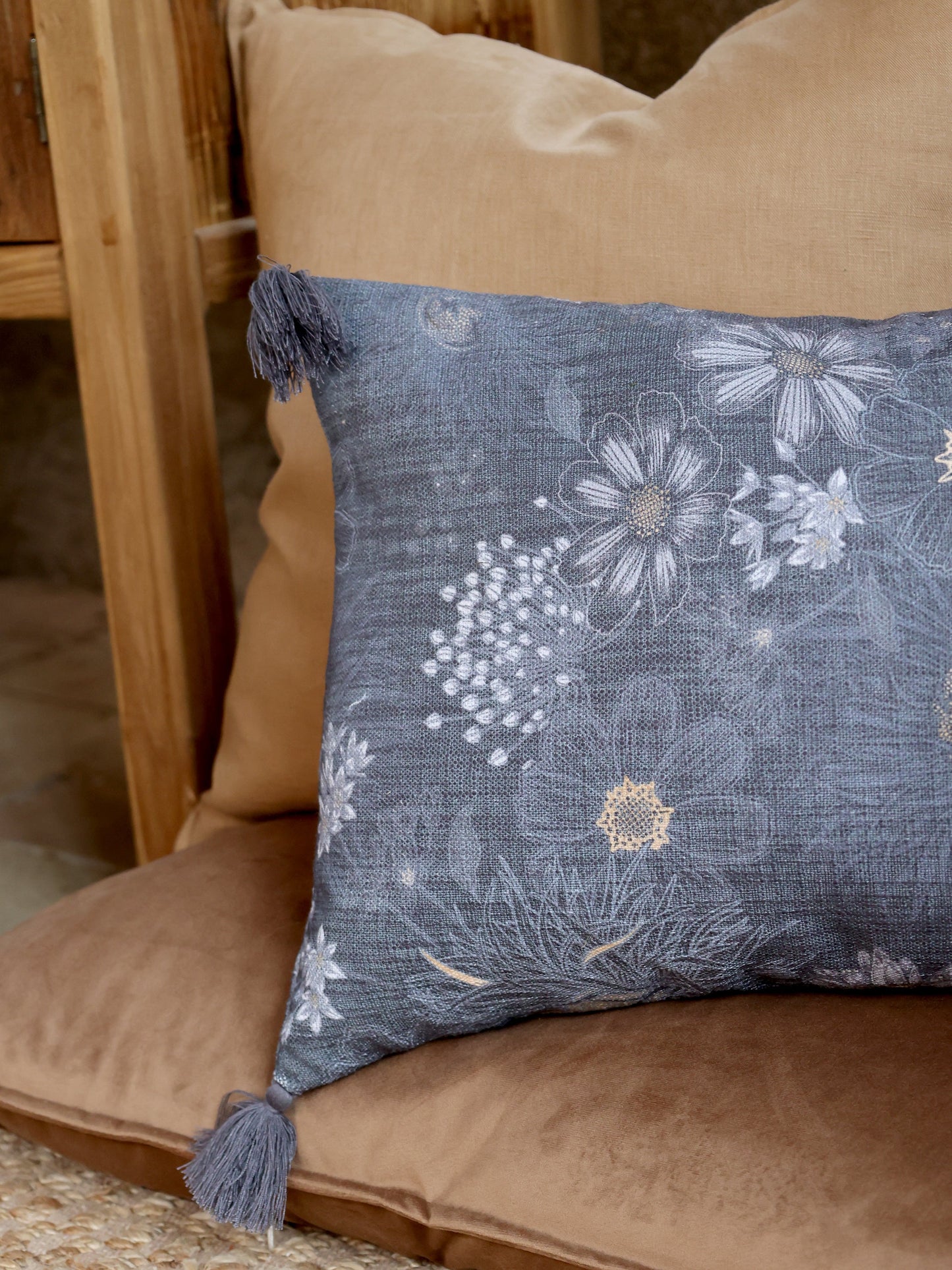 Chic Antique – Aix Kissenbezug mit Quasten und Blumenmuster L50/B35 cm Midnight
