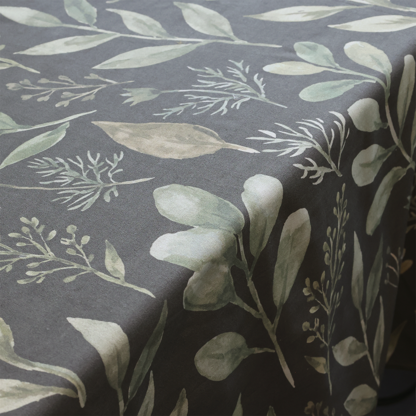 Chic Antique – Aix Tischdecke mit Blättermuster 240 x 140 cm, Oliv & Midnight