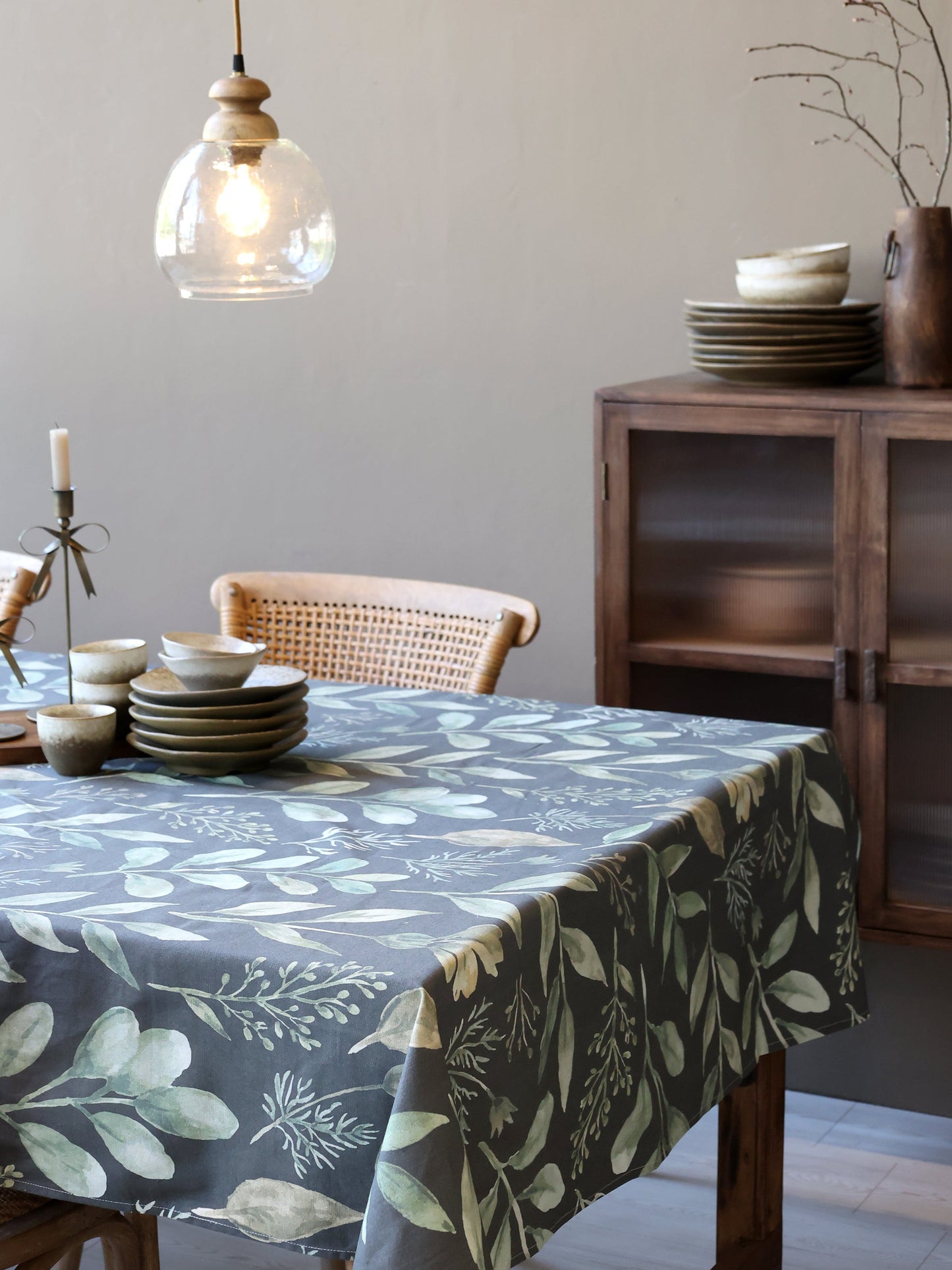 Chic Antique – Aix Tischdecke mit Blättermuster 240 x 140 cm, Oliv & Midnight