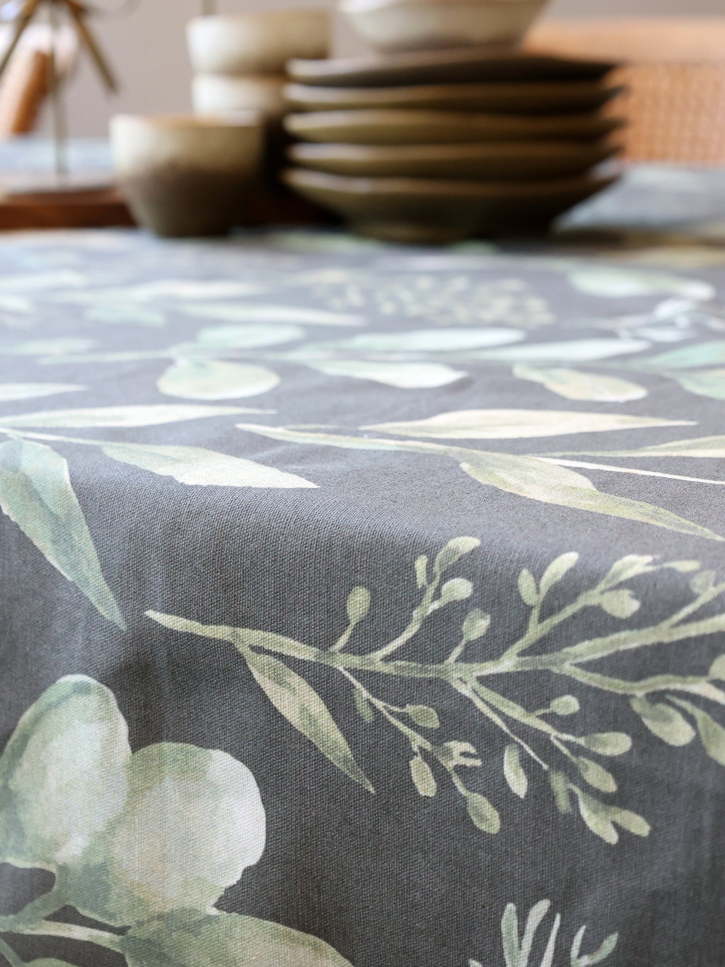 Chic Antique – Aix Tischdecke mit Blättermuster 240 x 140 cm, Oliv & Midnight