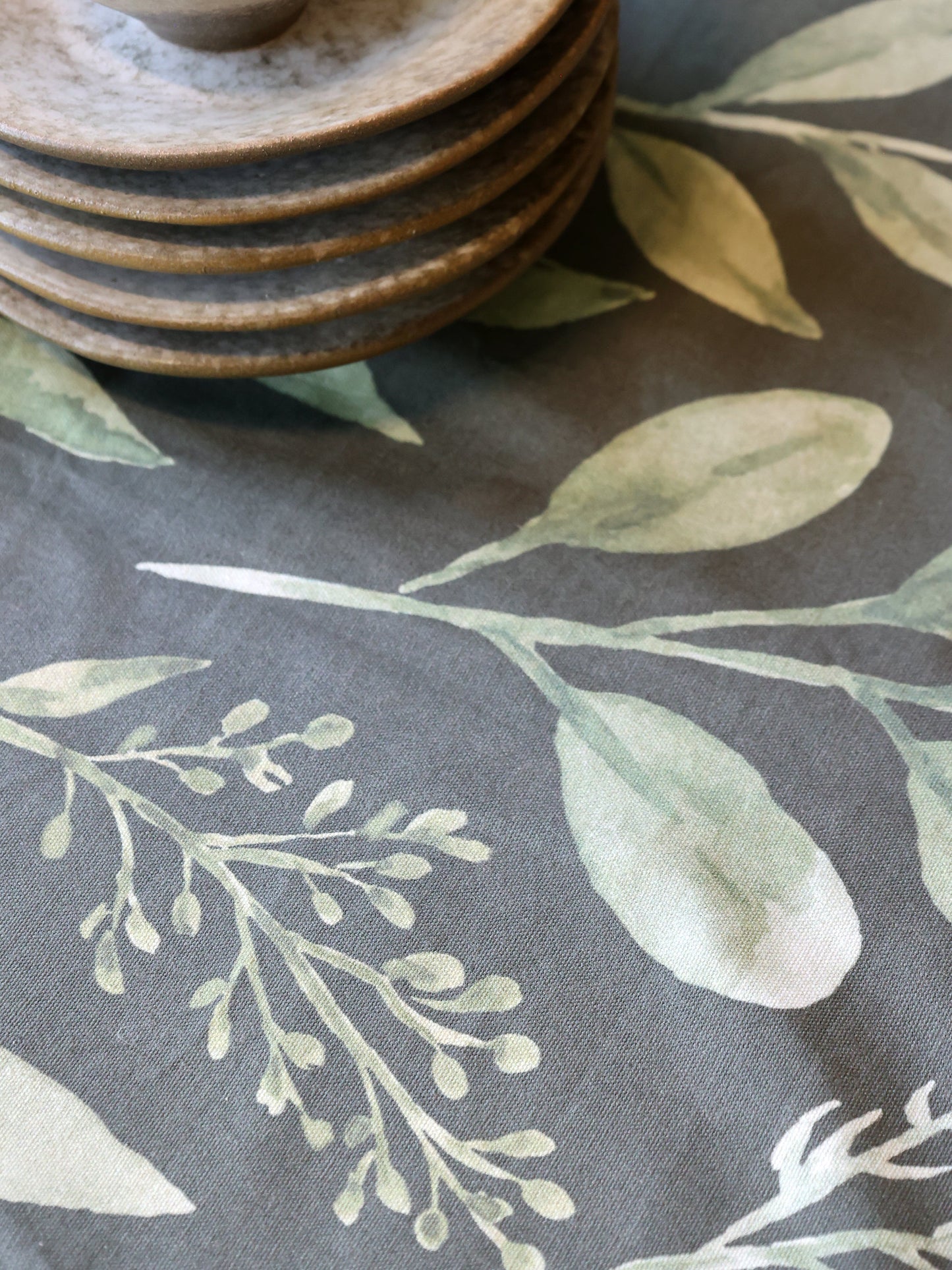 Chic Antique – Aix Tischdecke mit Blättermuster 240 x 140 cm, Oliv & Midnight