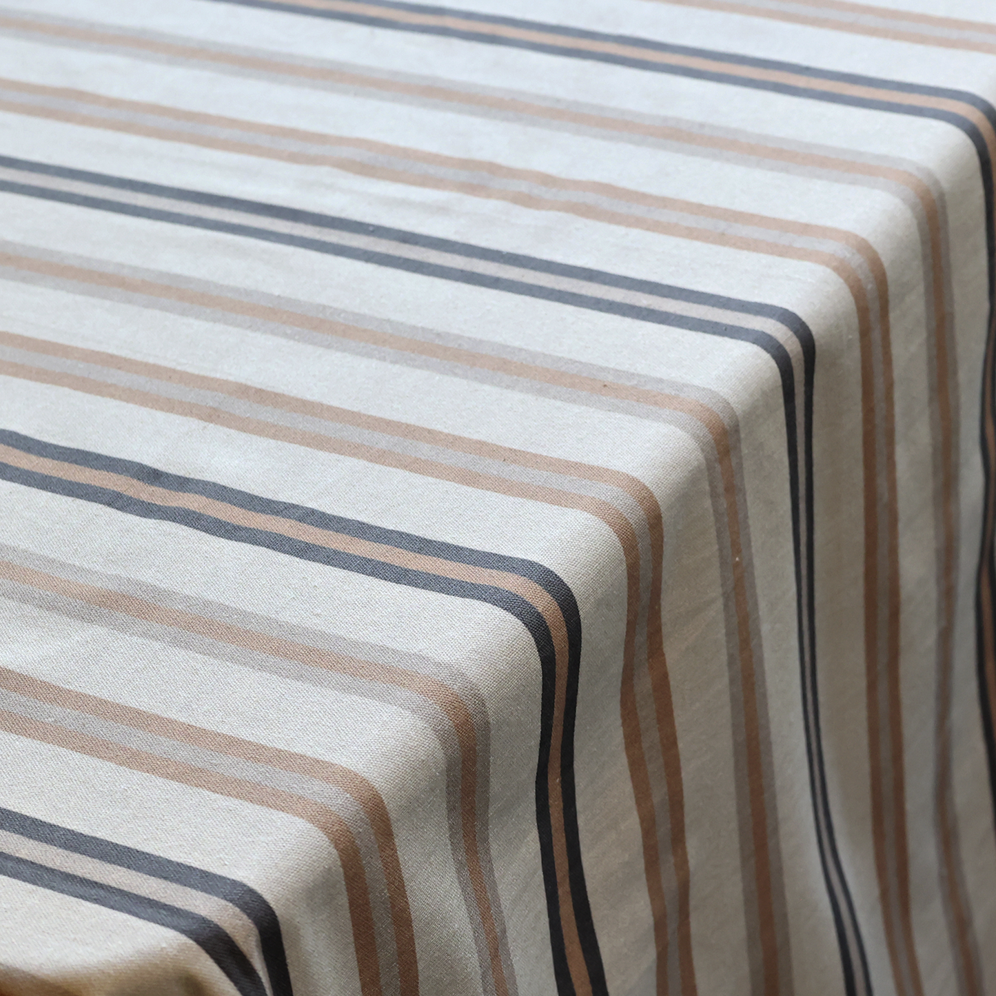Chic Antique – Aix Tischdecke mit Streifen 240 x 140 cm, Cognac & Latte