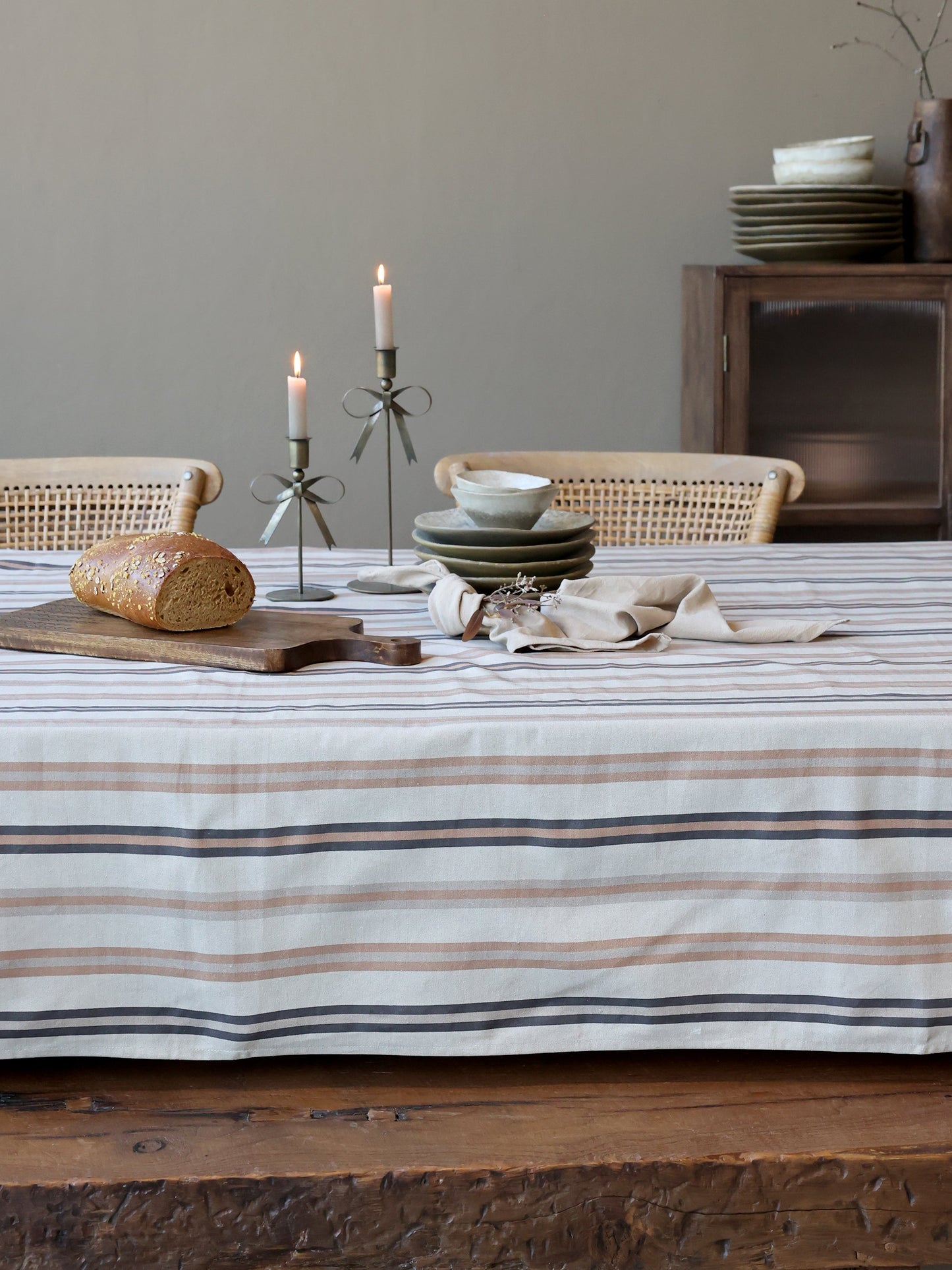 Chic Antique – Aix Tischdecke mit Streifen 240 x 140 cm, Cognac & Latte