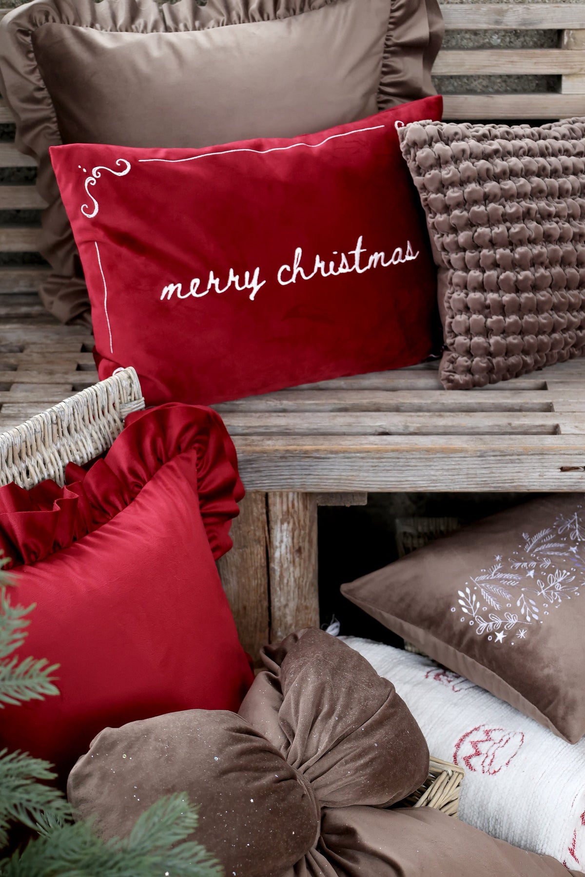 Chic Antique – Aix Kissenbezug mit Merry Christmas-Stickerei – L50/B35 cm – Kirschrot