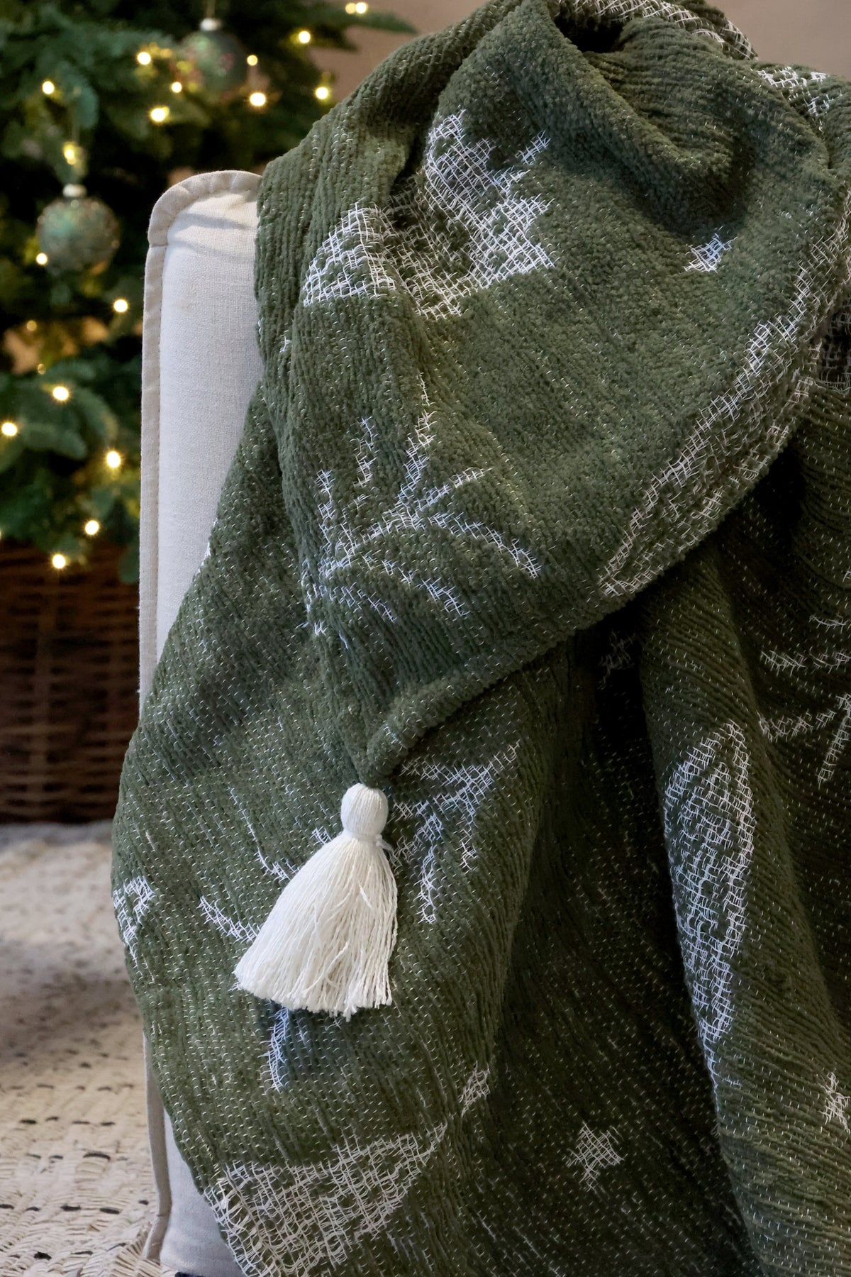 Chic Antique – Aix Chenille-Plaid mit Weihnachtsbäumen – 150 x 130 cm – Olivgrün und Creme