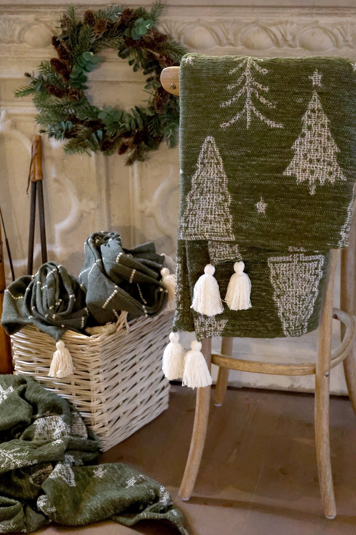 Chic Antique – Aix Chenille-Plaid mit Weihnachtsbäumen – 150 x 130 cm – Olivgrün und Creme