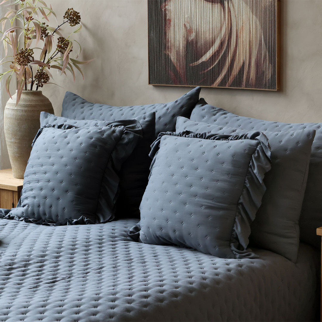 Aix Soft Kissenbezug mit Rüschenbordüre – Midnight – 50 × 50 cm