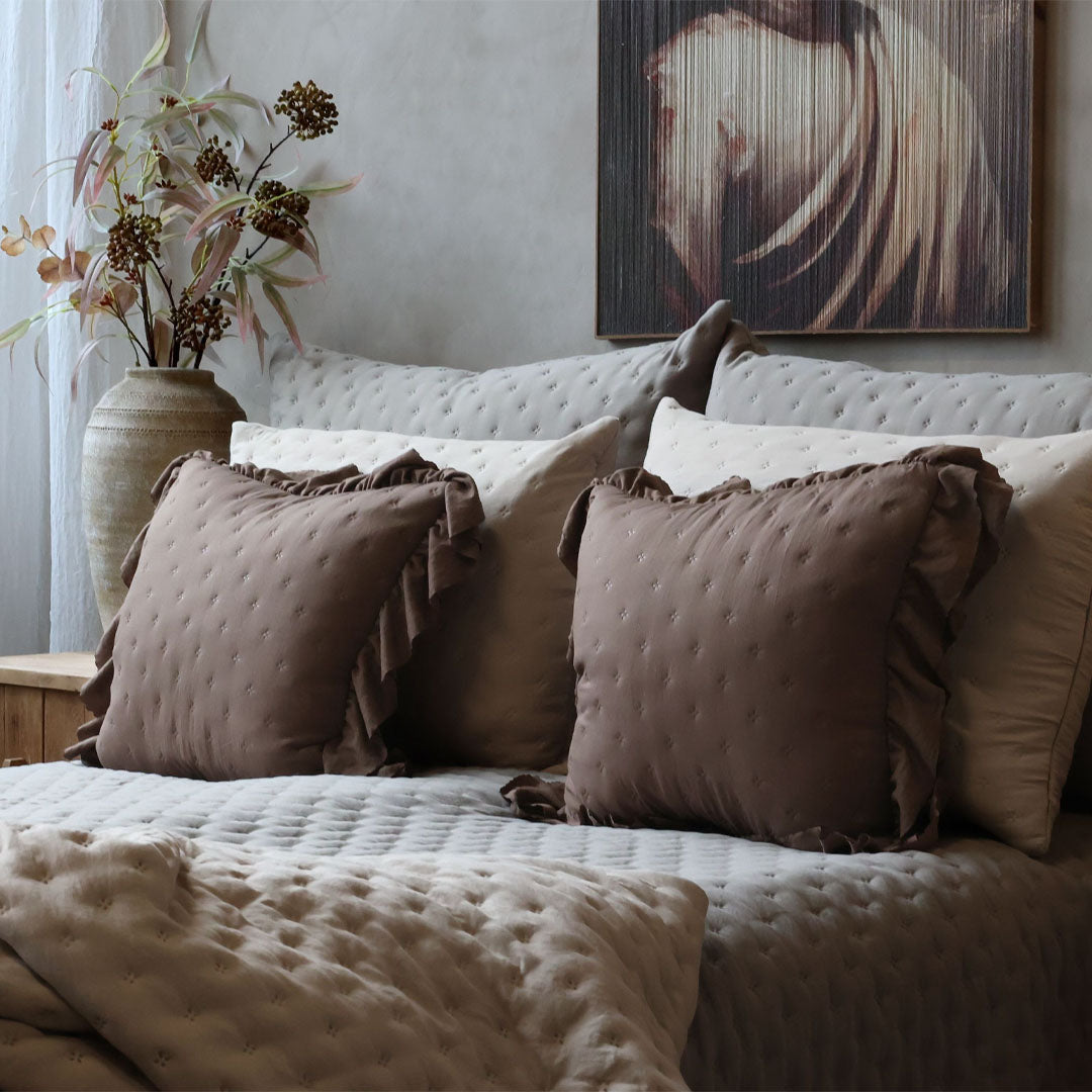 Aix Soft Kissenbezug mit Rüschenbordüre – Walnuss – 50 × 50 cm