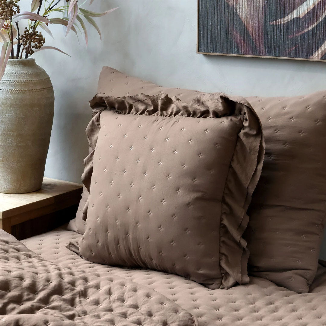 Aix Soft Kissenbezug mit Rüschenbordüre – Walnuss – 50 × 50 cm