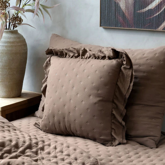 Aix Soft Kissenbezug mit Rüschenbordüre – Walnuss – 50 × 50 cm