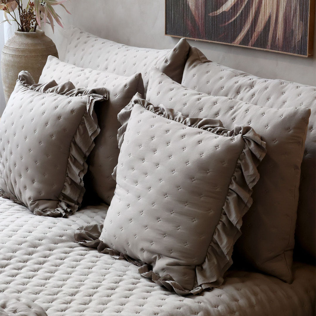 Aix Soft Kissenbezug mit Rüschenbordüre – Latte – 50 × 50 cm