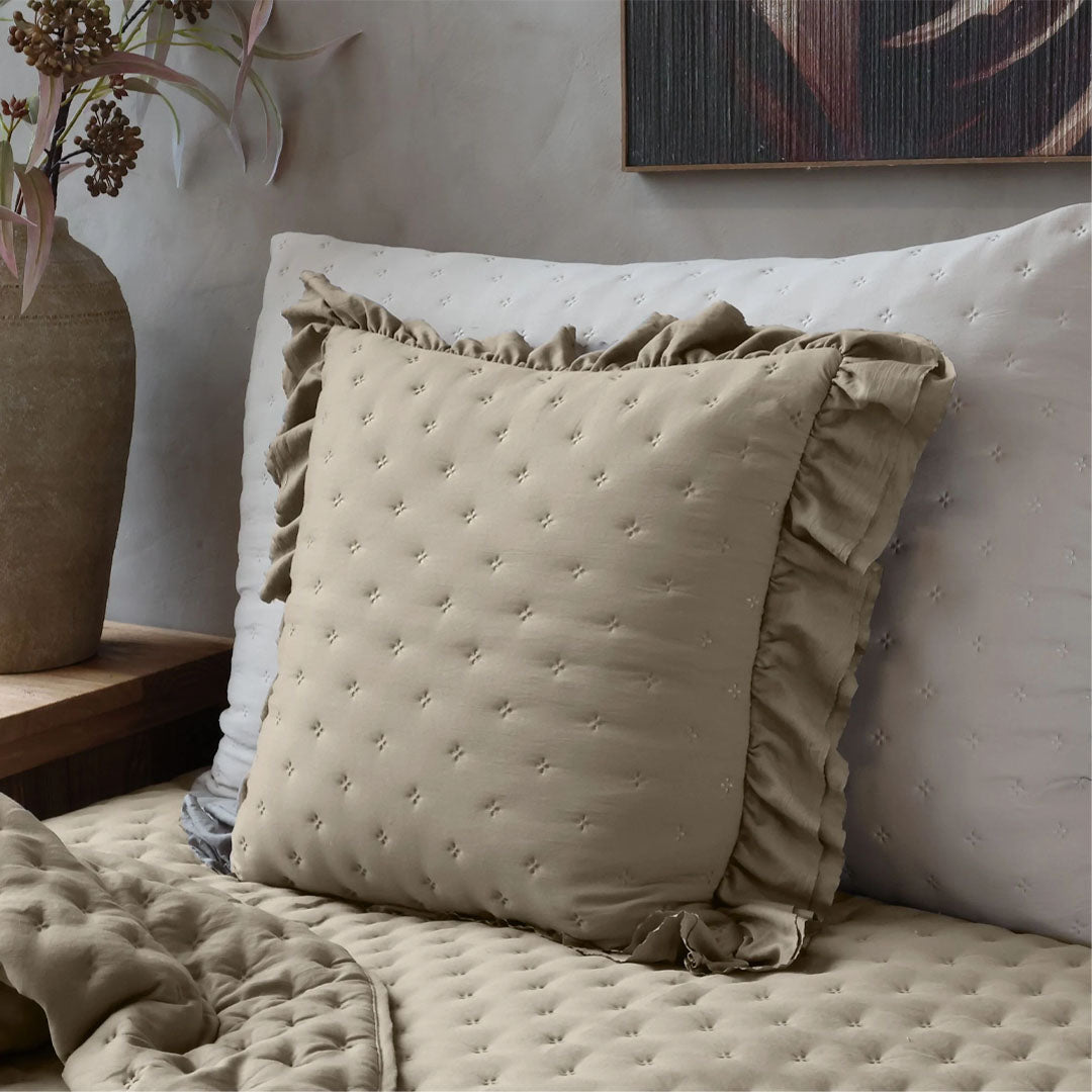 Aix Soft Kissenbezug mit Rüschenbordüre – Latte – 50 × 50 cm